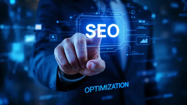 Profesional tocando interfaz digital con texto SEO Optimization, representando servicios de optimización en buscadores de agencia en Barcelona, España