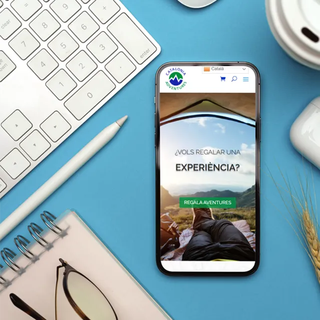 Ejemplo de diseño web responsive en smartphone mostrando diseño web de Catalonia Adventures, sitio creado por agencia de marketing digital en Barcelona, España